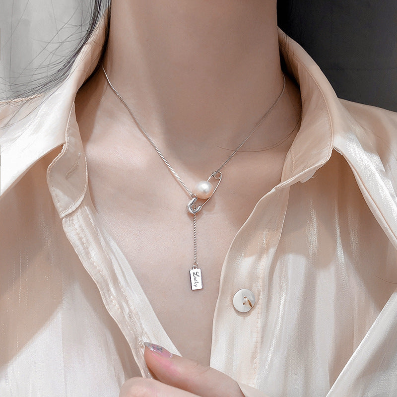 Pin design pearl necklace