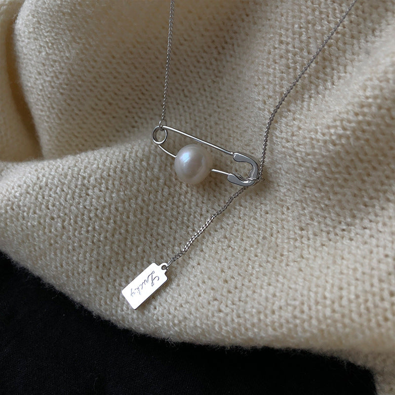 Pin design pearl necklace