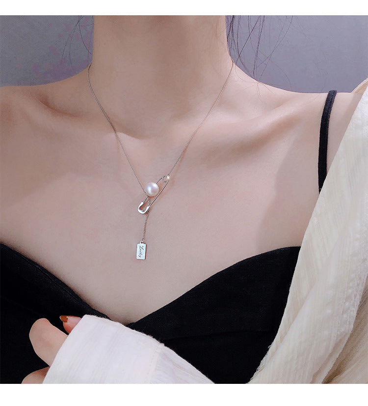 Pin design pearl necklace