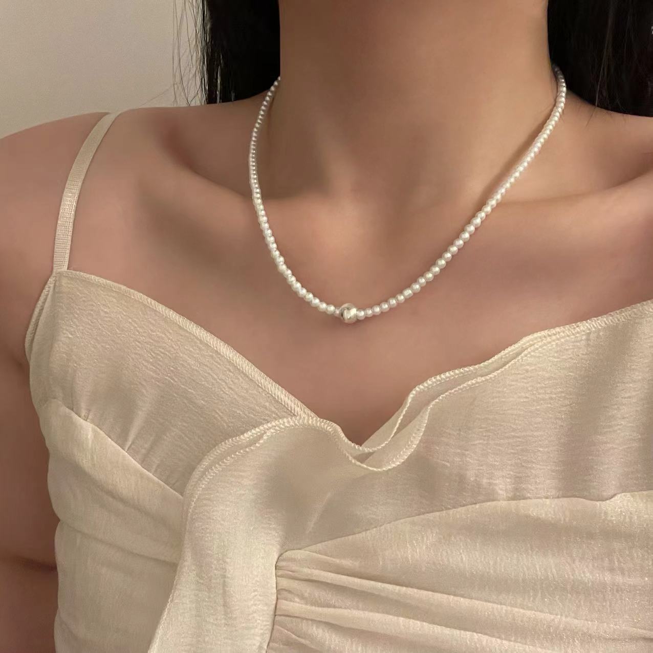 Single design pearl necklace