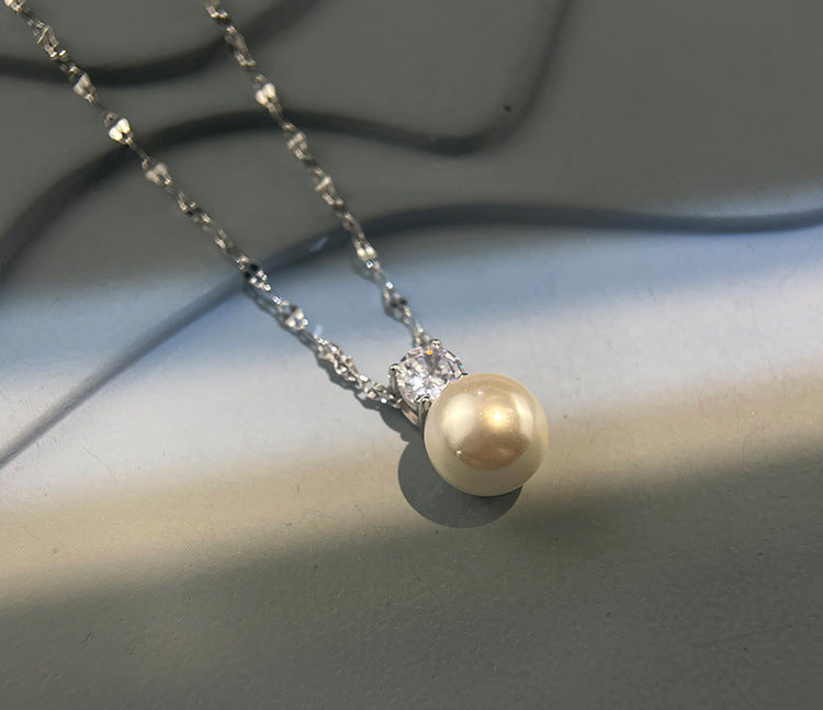 Simple Haute Design Pearl Necklace