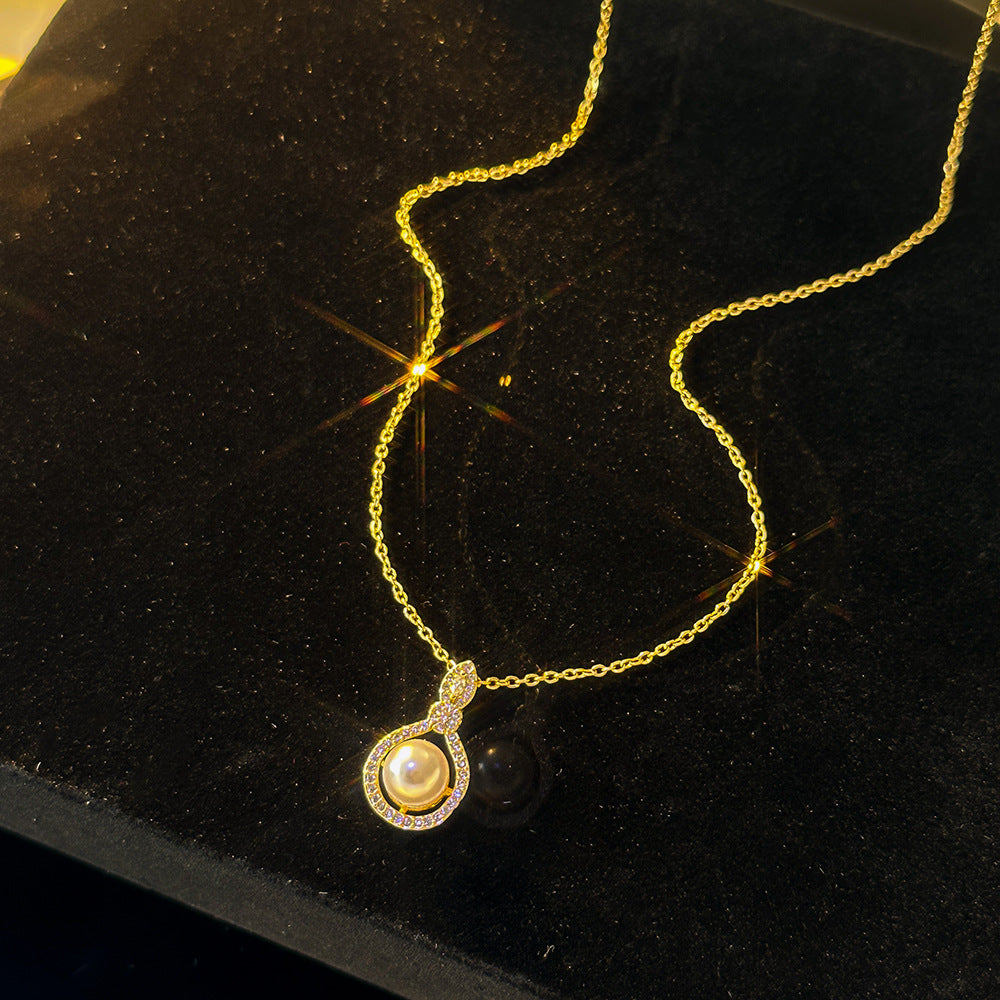 Simple design pearl necklace