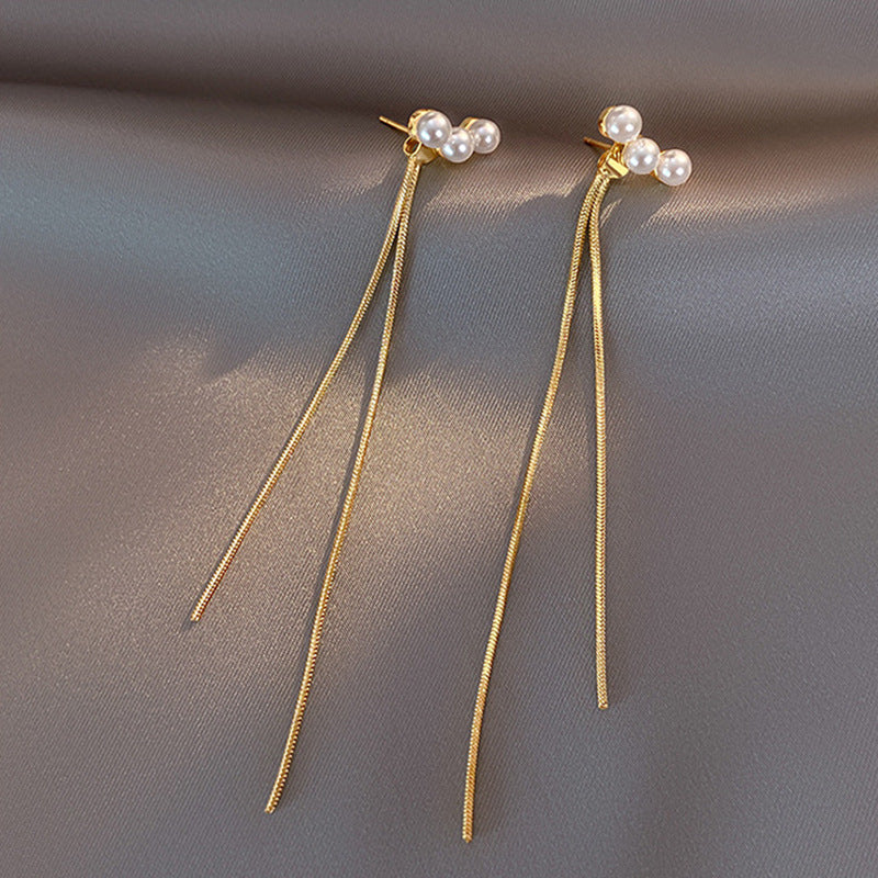 A two-wear fringed pearl earring