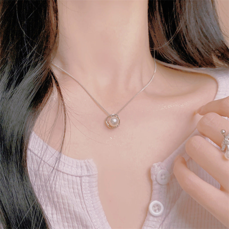 Simple design pearl necklace