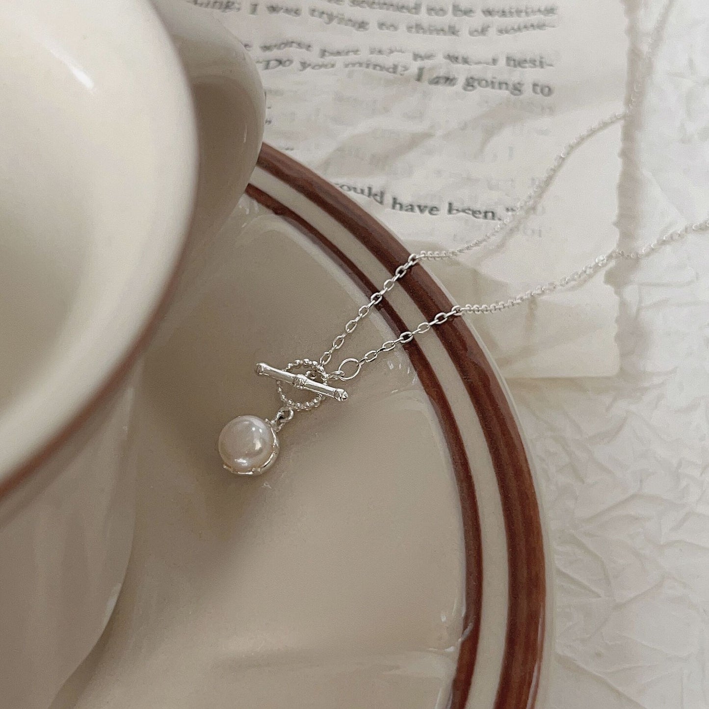 Simple design pearl pendant