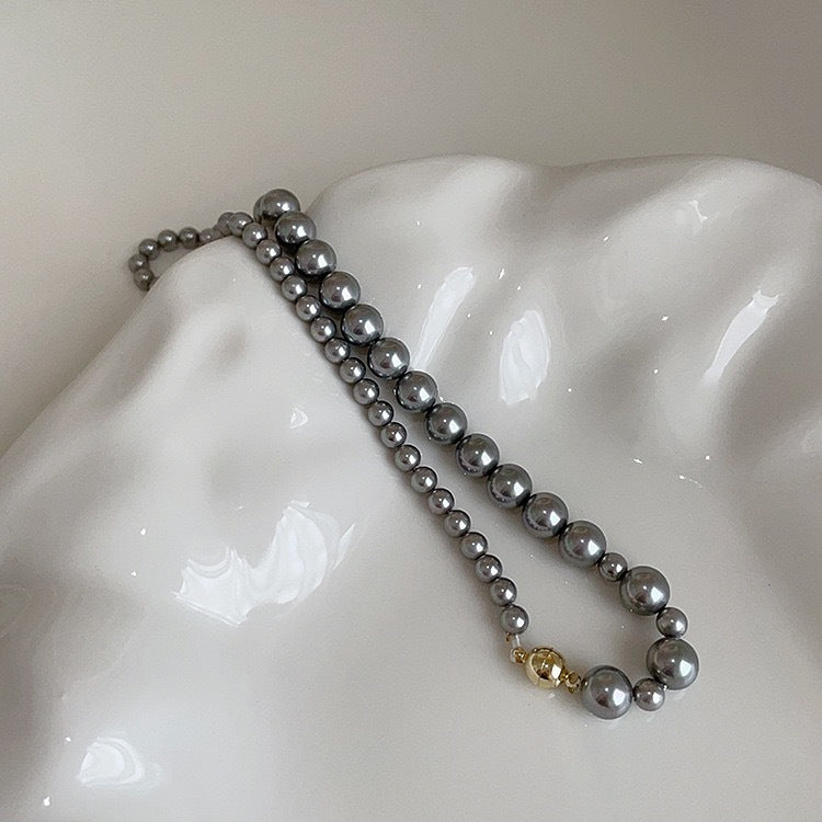 Gradual change grey size pearl necklace