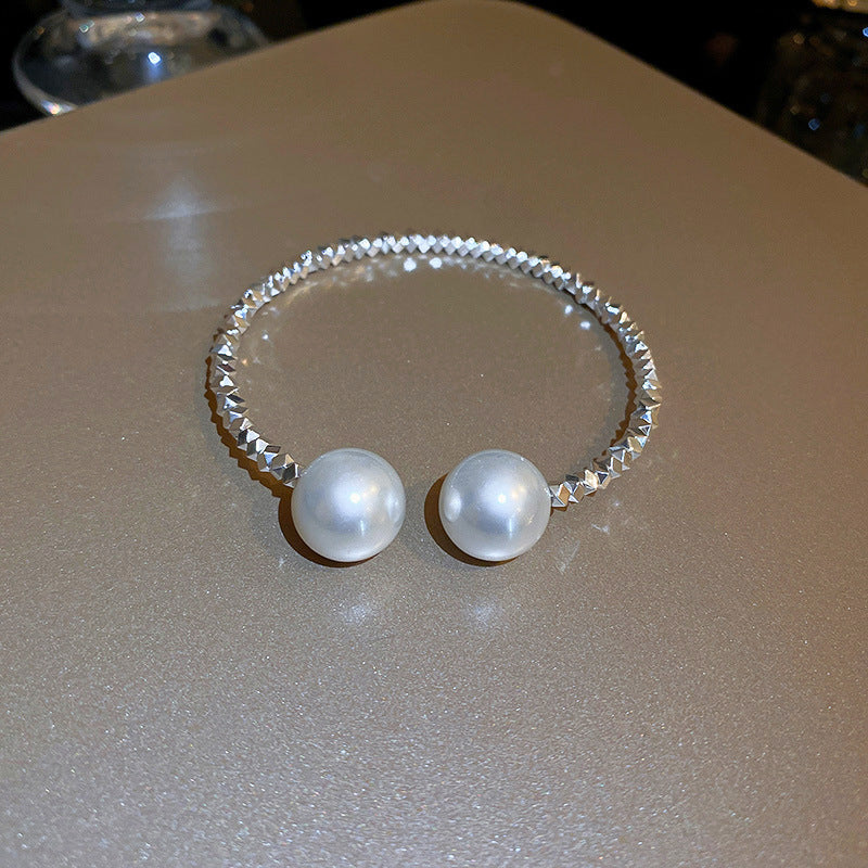 Broken silver pearl design necklace