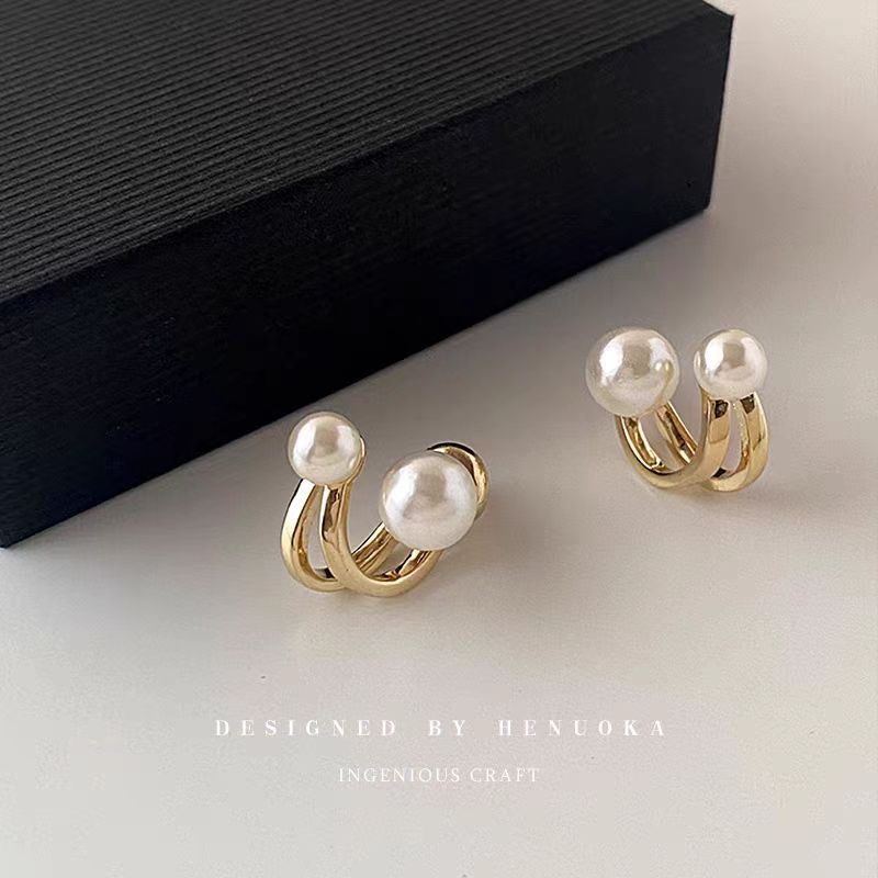 Simple design pearl stud earrings