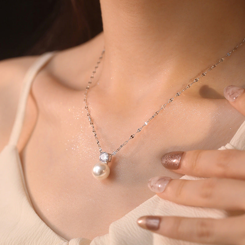 Simple Haute Design Pearl Necklace