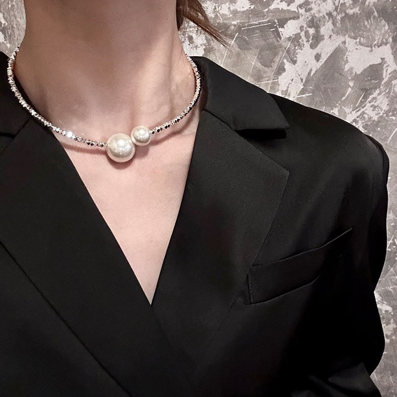 Broken silver pearl design necklace