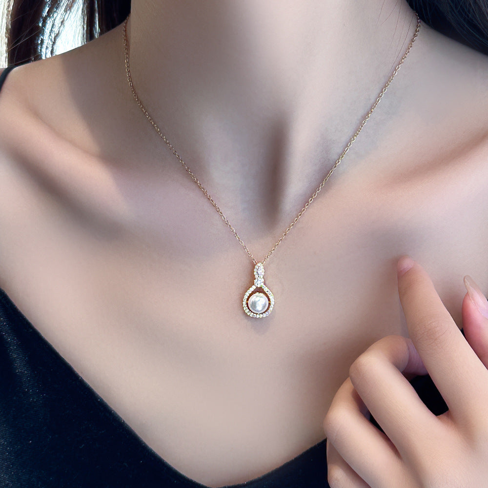 Simple design pearl necklace