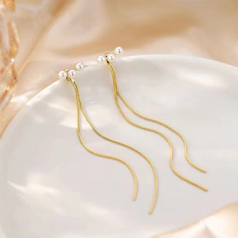 A two-wear fringed pearl earring