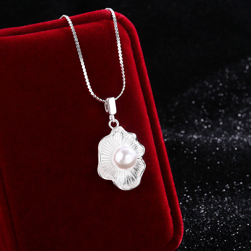 Shell design pearl necklace