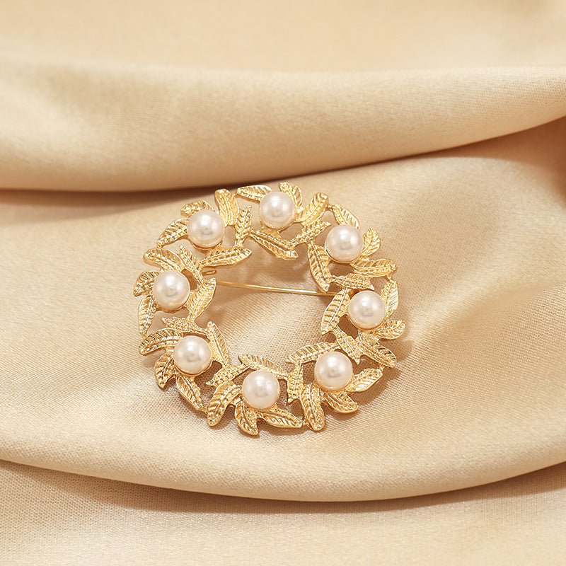Vintage garland design brooch