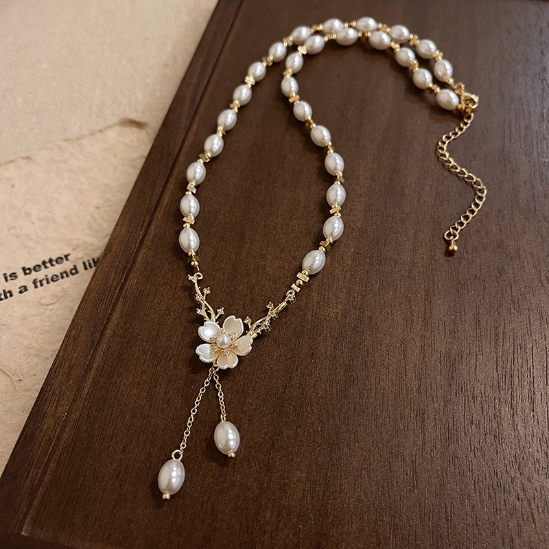 Flower fringed pearl necklace