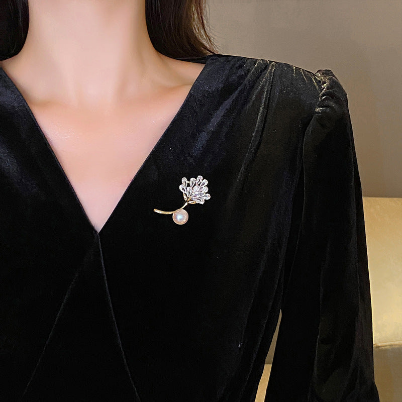 Crystal Dandelion Design Pearl Brooch