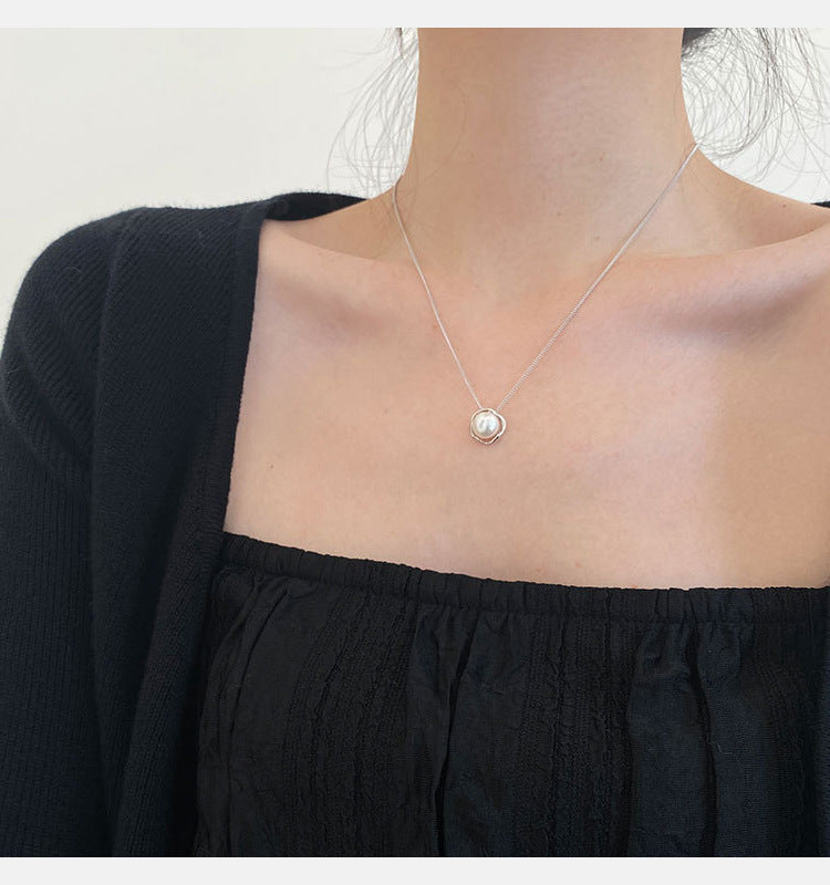Simple design pearl necklace