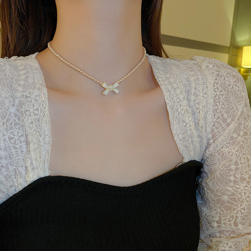 Pearl bow design necklace