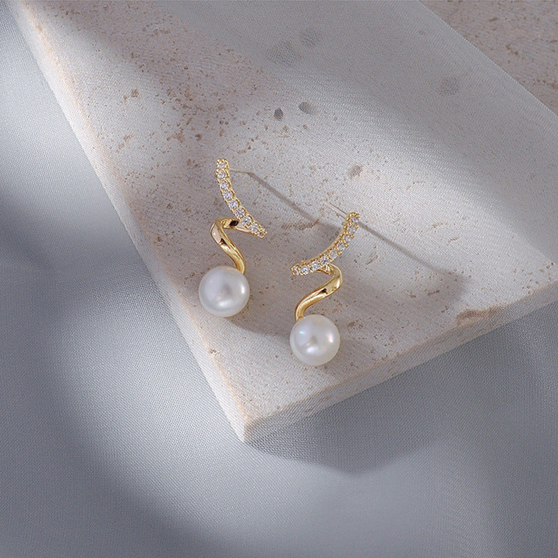 Simple design pearl stud earrings
