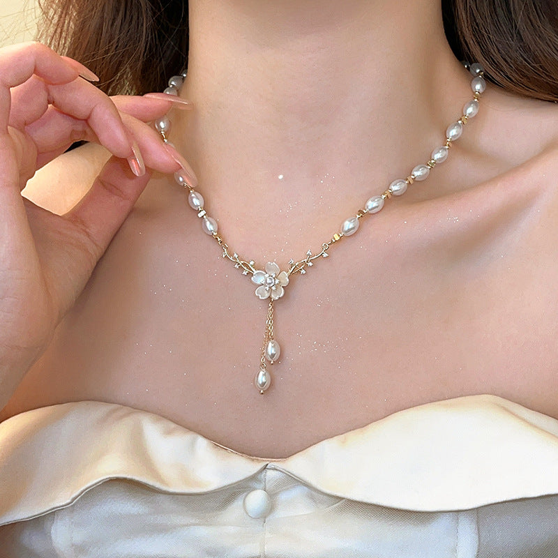Flower fringed pearl necklace