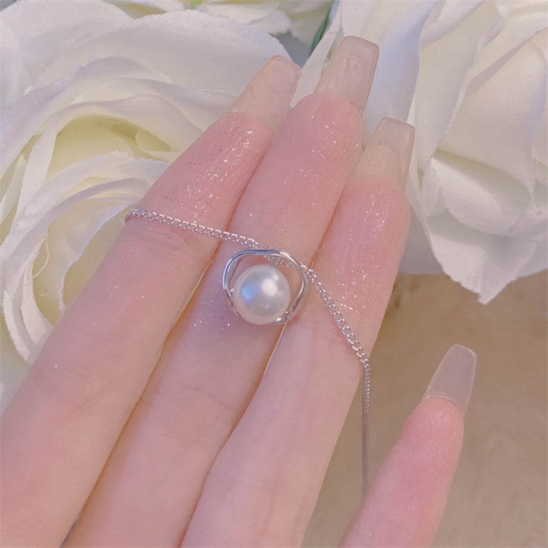 Simple design pearl necklace