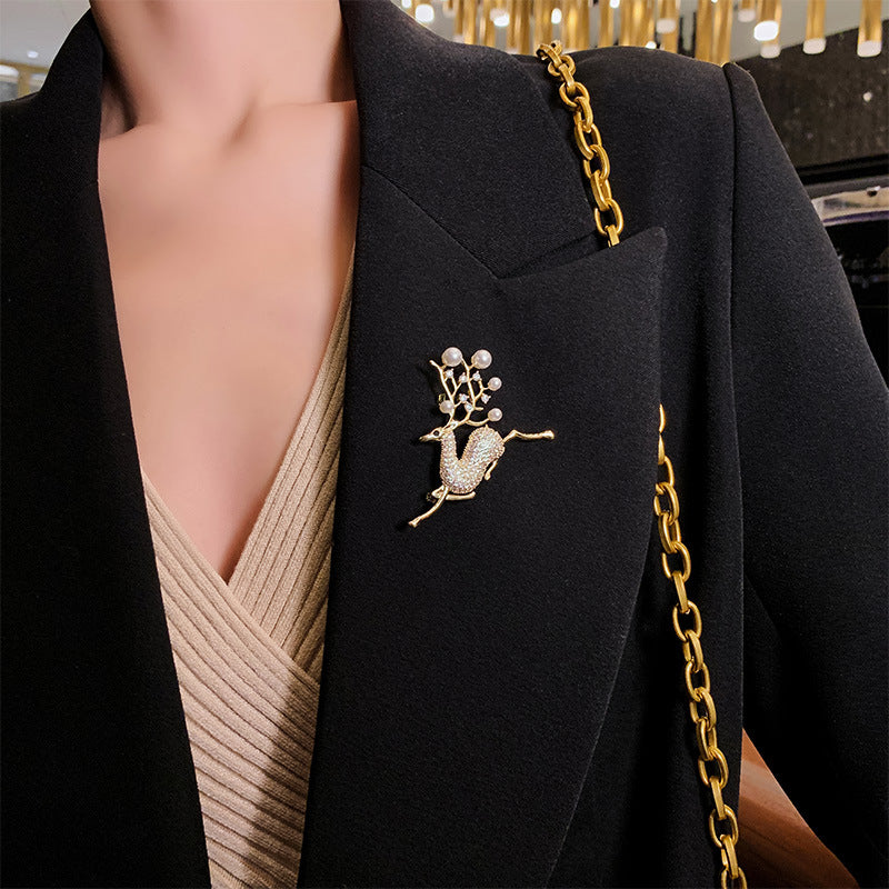 Elk Design Pearl Brooch