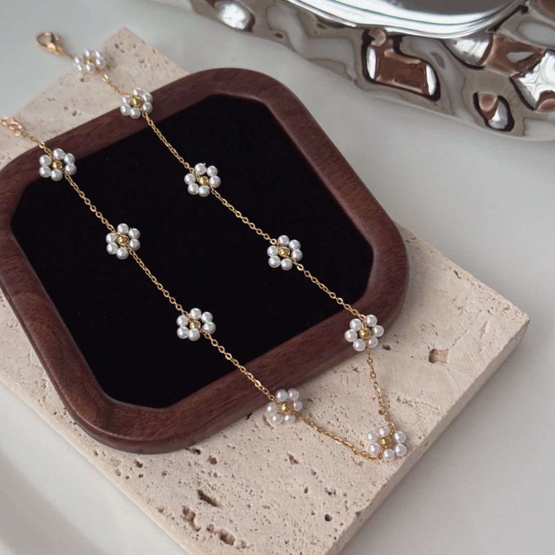 Woven flower pearl necklace