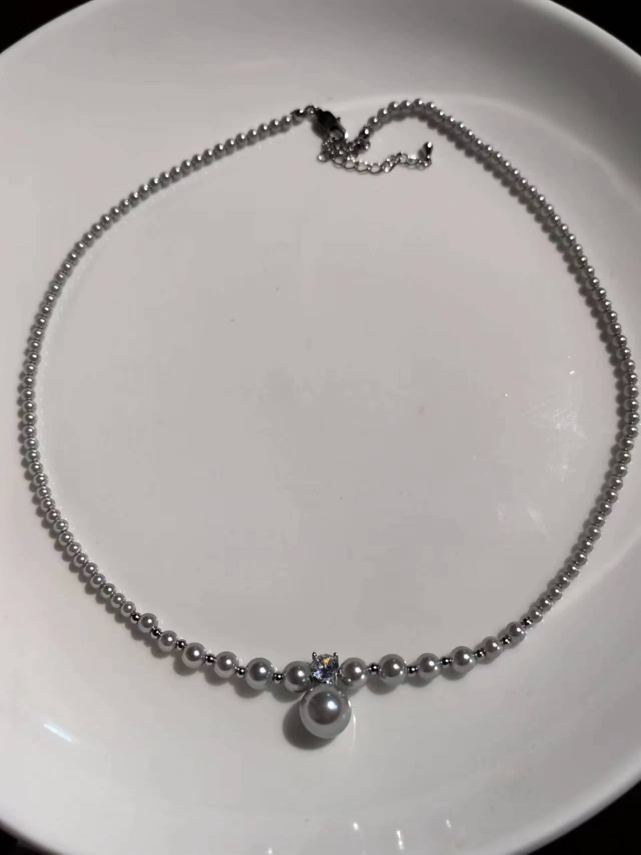 Vintage design pearl necklace