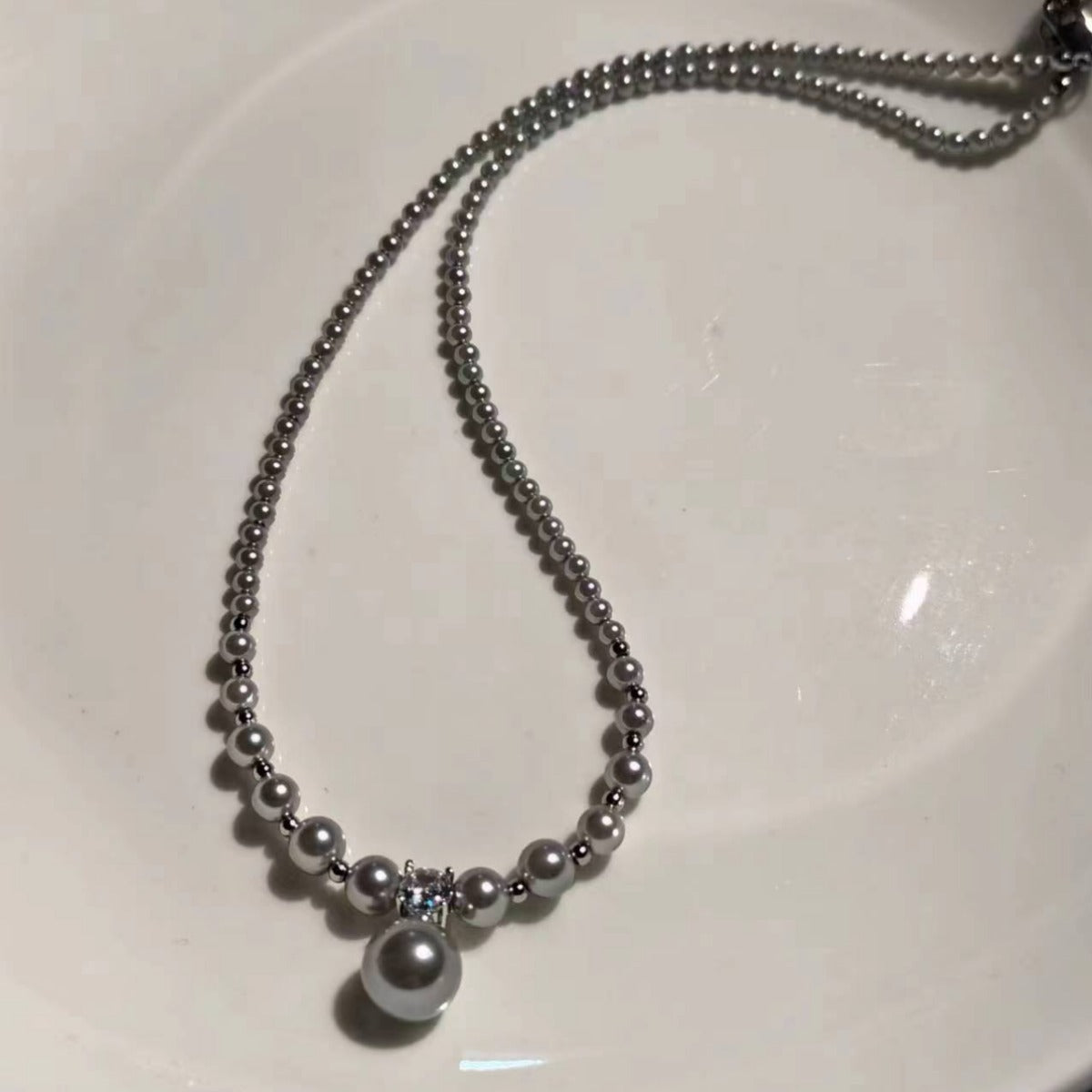 Vintage design pearl necklace