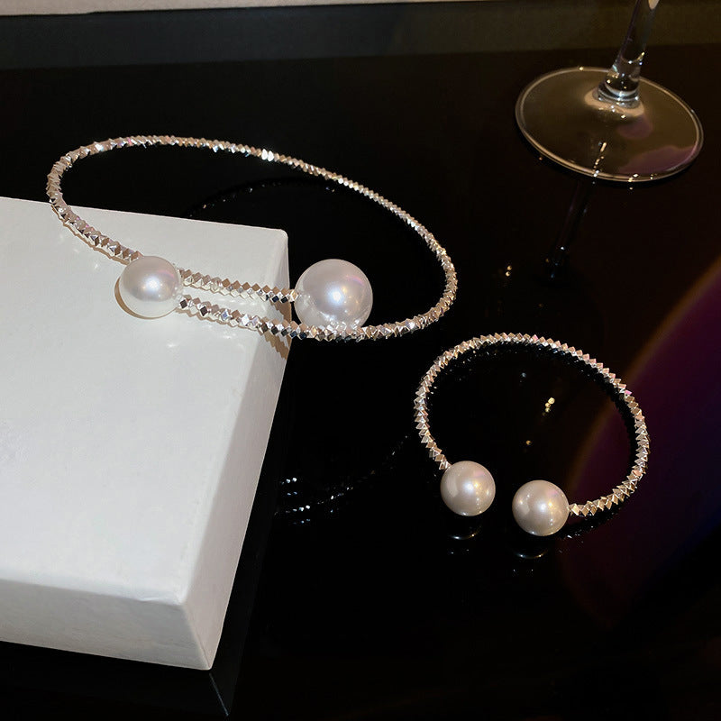 Broken silver pearl design necklace