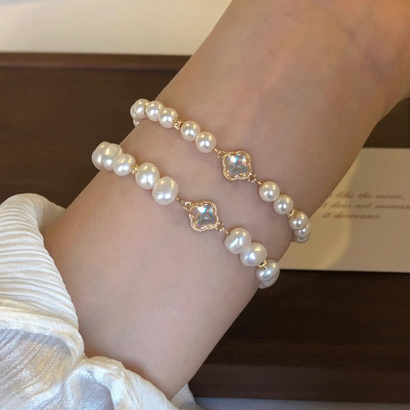 Four-leaf clover design pearl bracelet