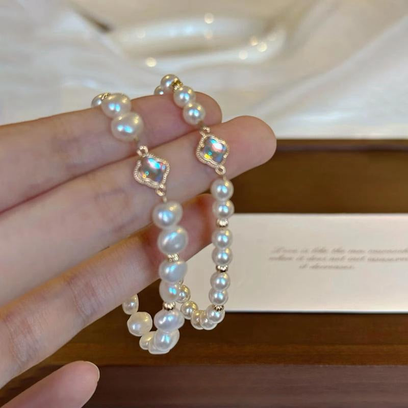Four-leaf clover design pearl bracelet