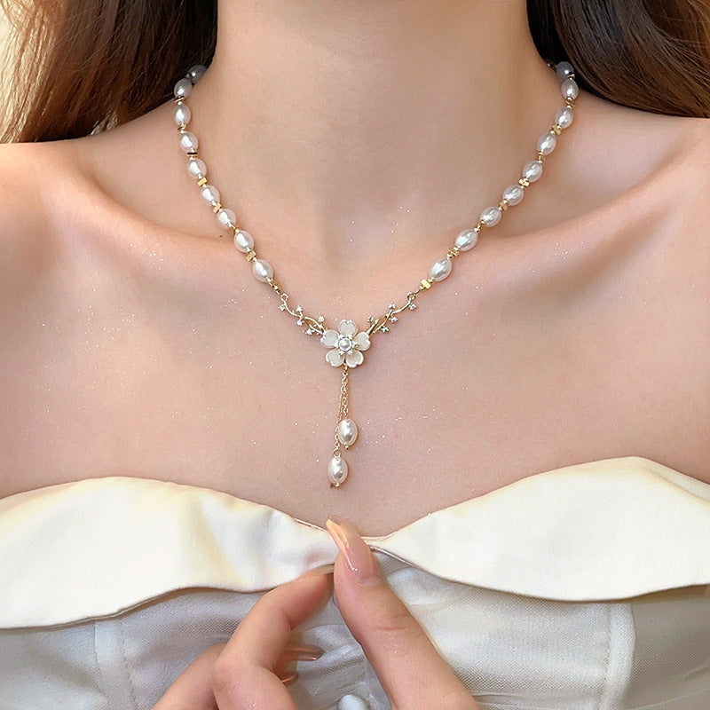 Flower fringed pearl necklace