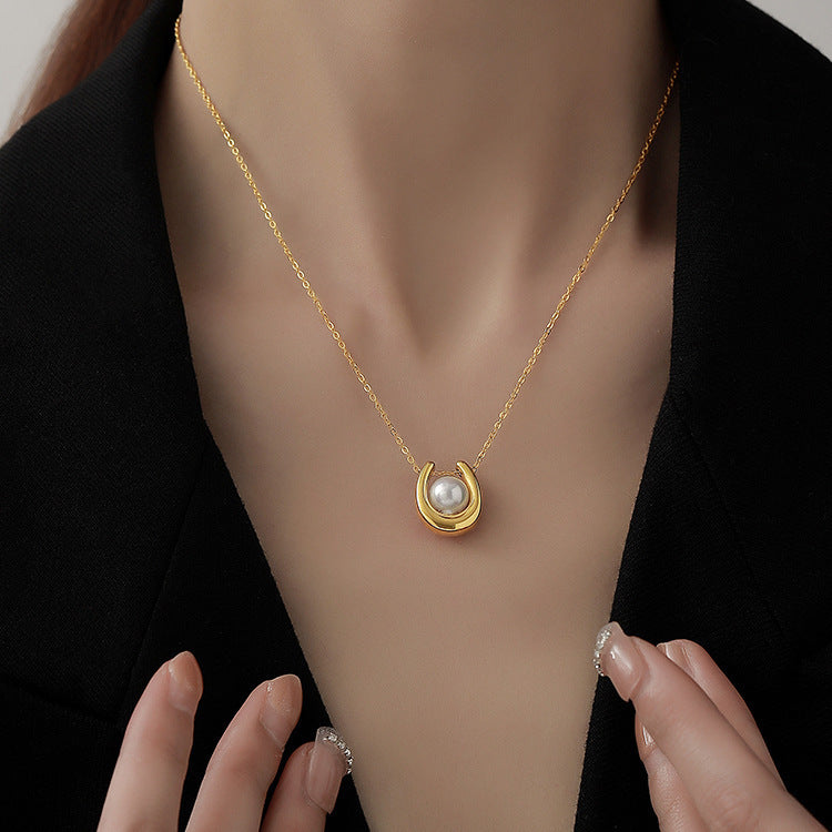 U-shaped design pearl necklace