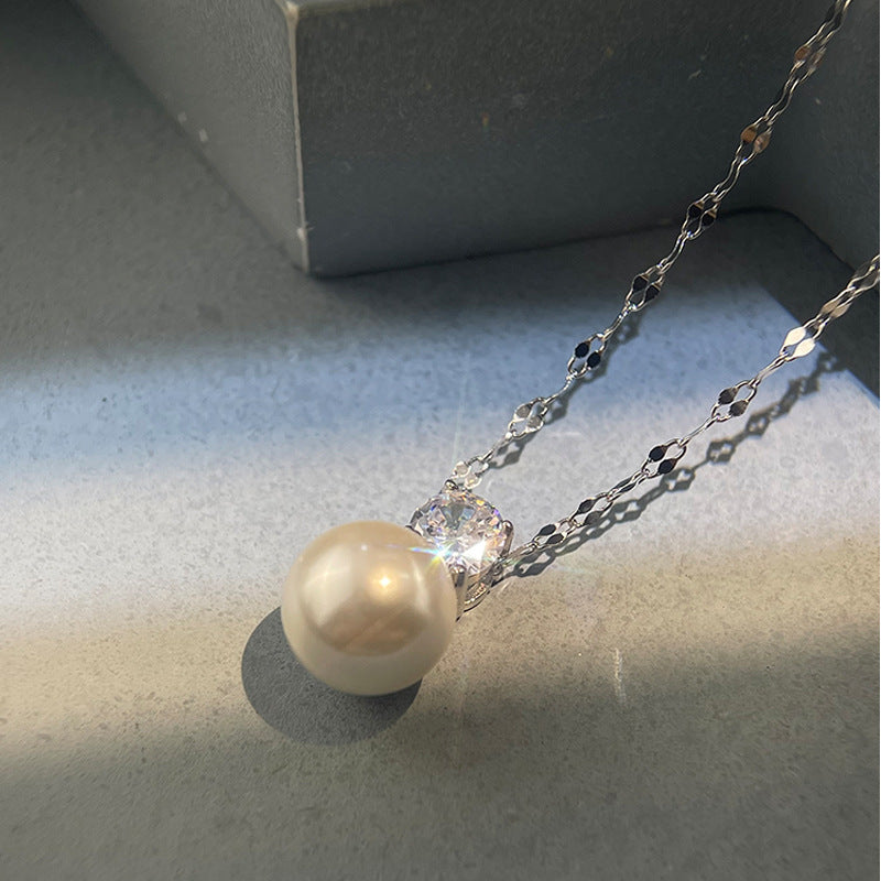 Simple Haute Design Pearl Necklace