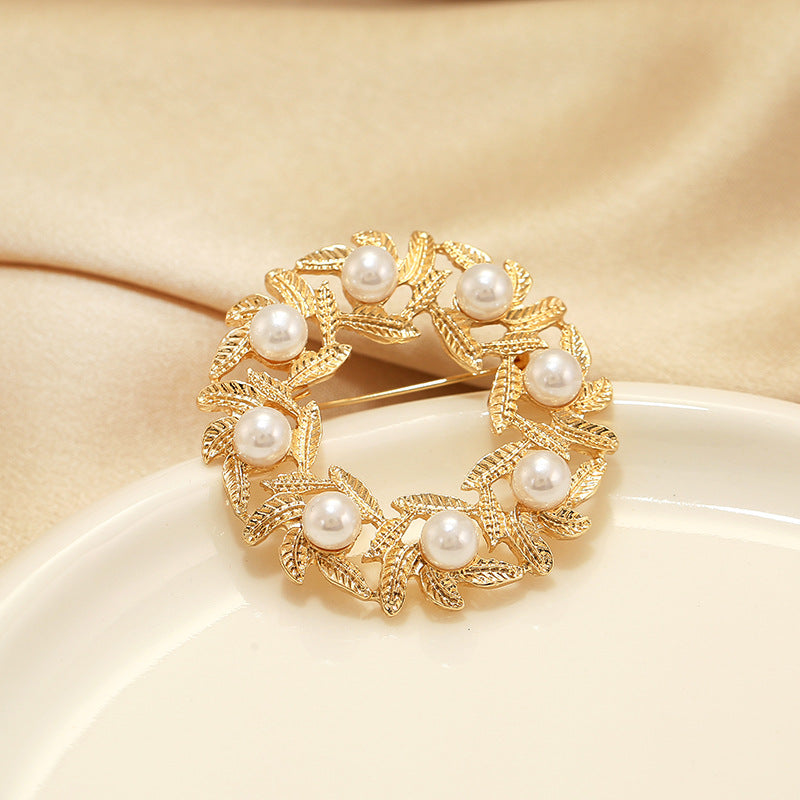 Vintage garland design brooch