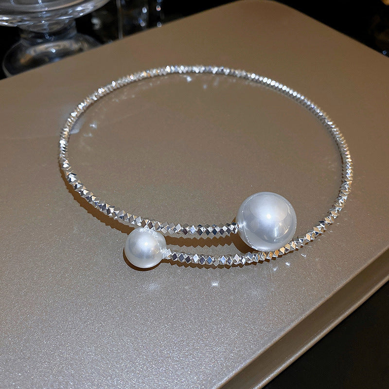 Broken silver pearl design necklace