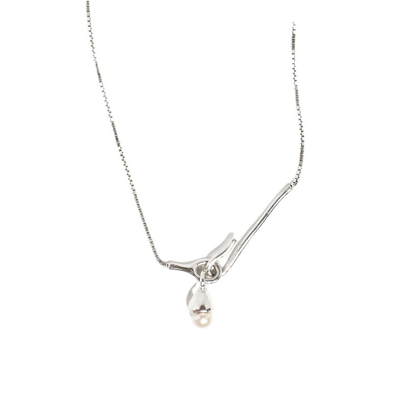 Simple design pearl necklace