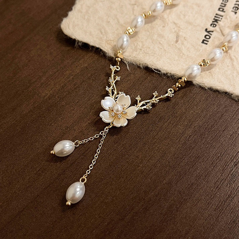 Flower fringed pearl necklace