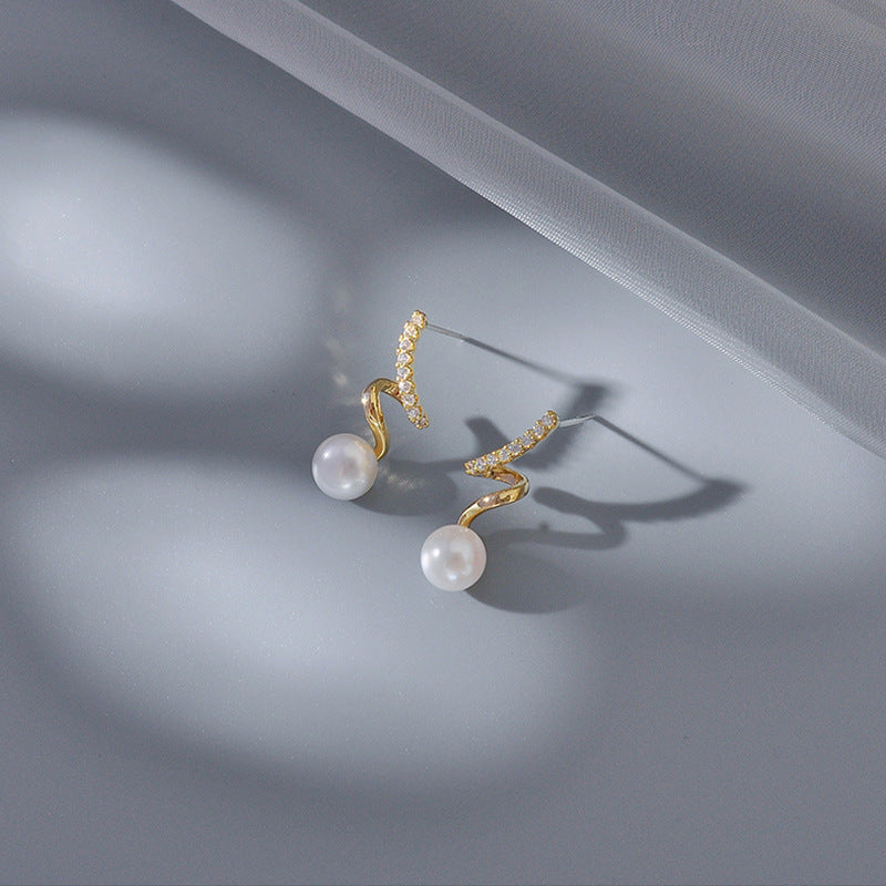 Simple design pearl stud earrings