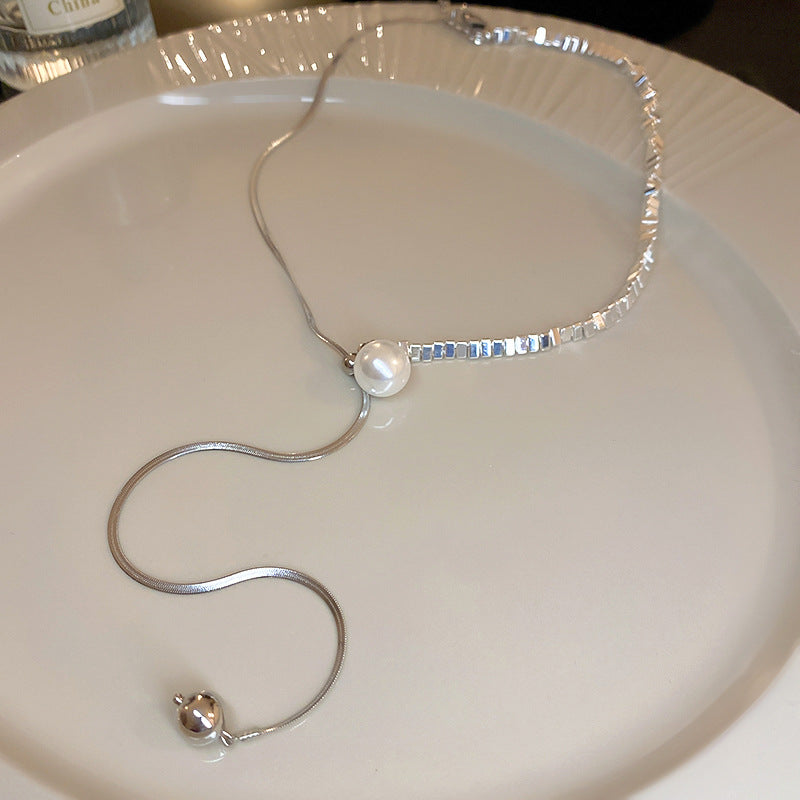 Triangular broken silver pull pearl necklace