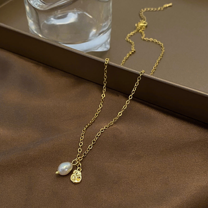 Vintage design pearl necklace