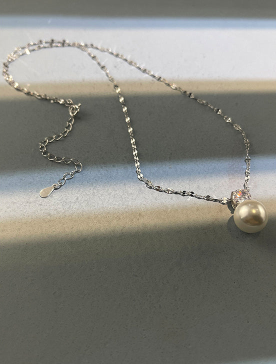 Simple Haute Design Pearl Necklace