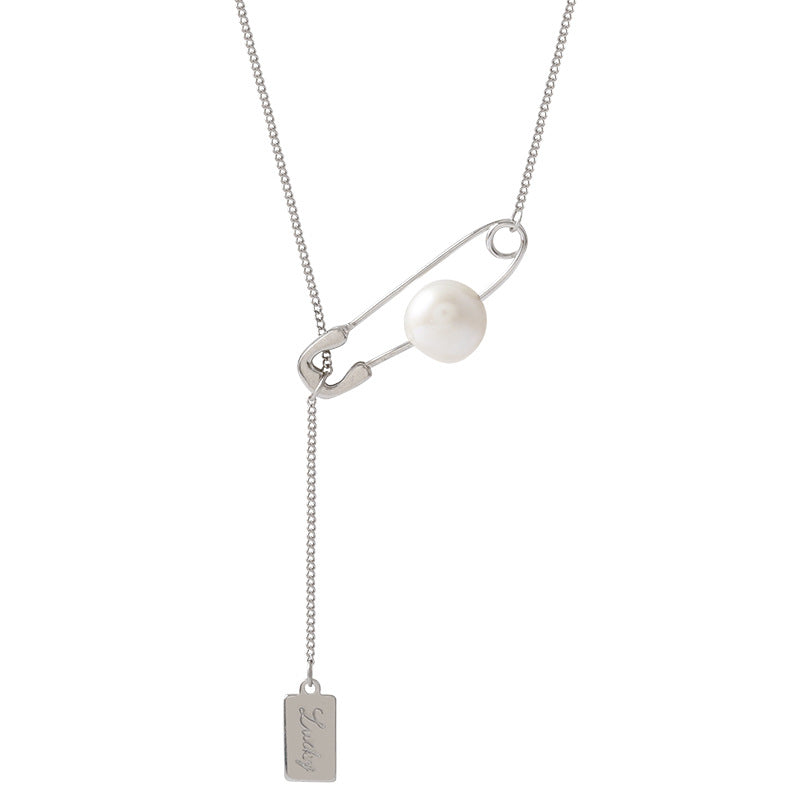 Pin design pearl necklace