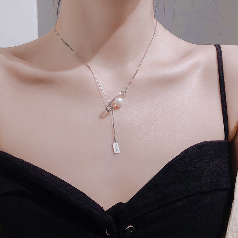 Pin design pearl necklace