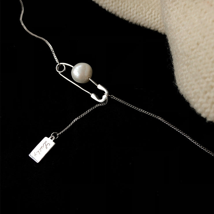 Pin design pearl necklace