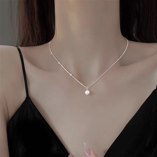 Simple design pearl necklace