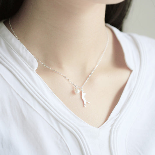 Cute kitten pearl necklace