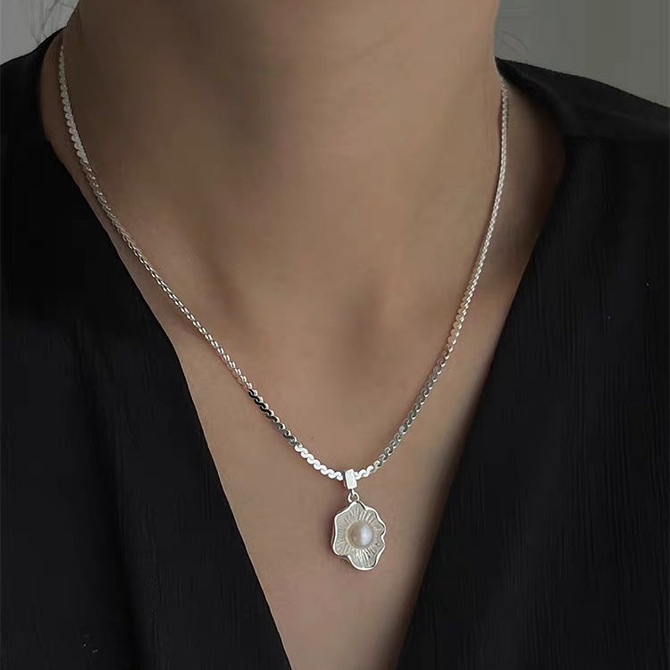 Shell design pearl necklace