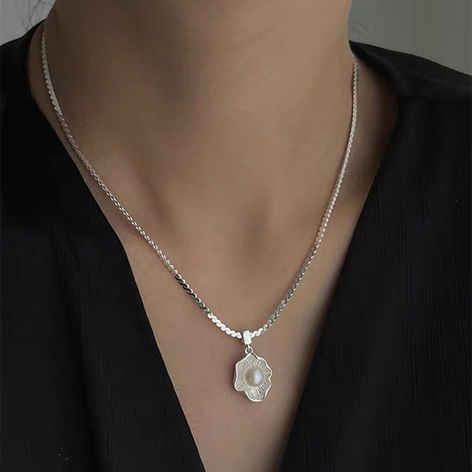 Shell design pearl necklace